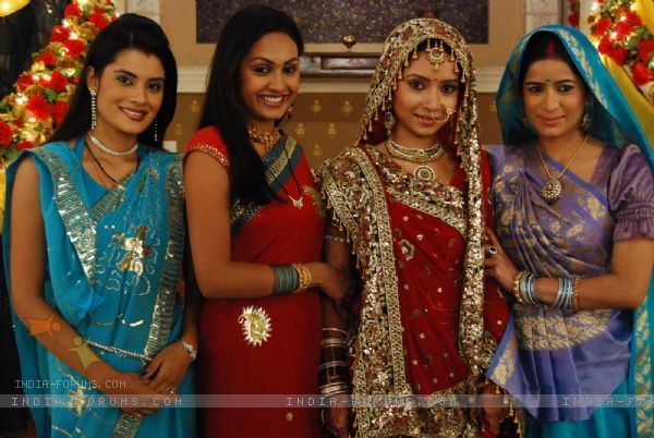 39565-gayatri-with-her-mother-suhani-and-lolita