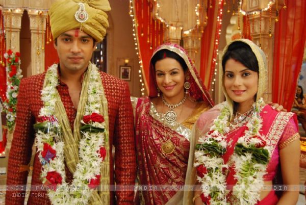39576-arjun-and-lolita-with-mother-yashodha - 00 Shamin Mannan