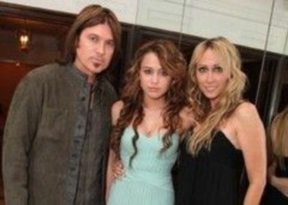 Miley-Cyrus-isi-vrea-parintii-impreuna-de-ziua-ei - family-miley