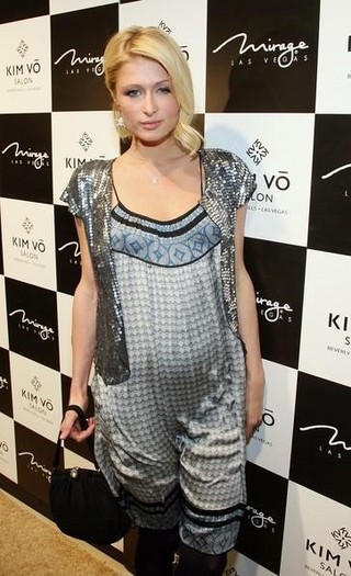 Paris_Hilton_1256680436_1
