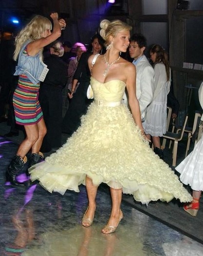 Paris_Hilton_1256680842_2