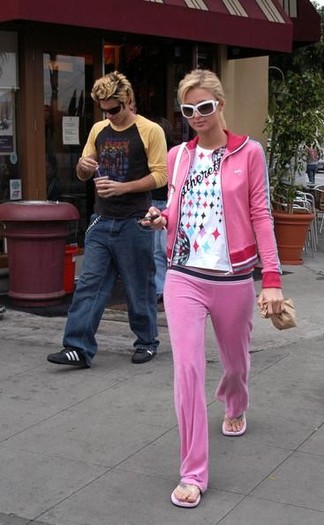 Paris_Hilton_1256682567_1