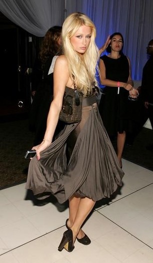 Paris_Hilton_1256684671_0 - 0 Hainute purtate de PARIS HILTON