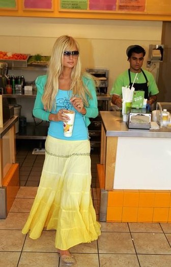 Paris_Hilton_1256684869_0 - 0 Hainute purtate de PARIS HILTON