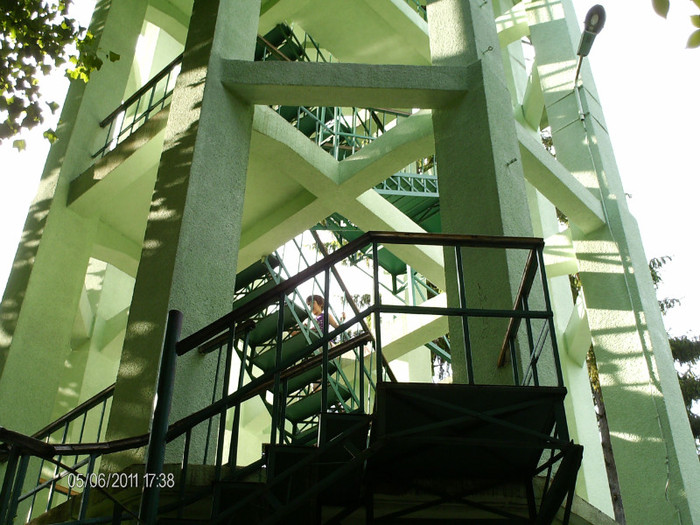 se urca scarile pana sus, sus,,,