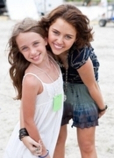 46329426_RMPAUFNLT - miley