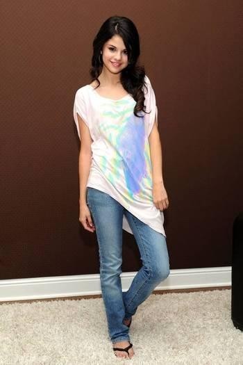 Selena_Gomez_1257196527_4