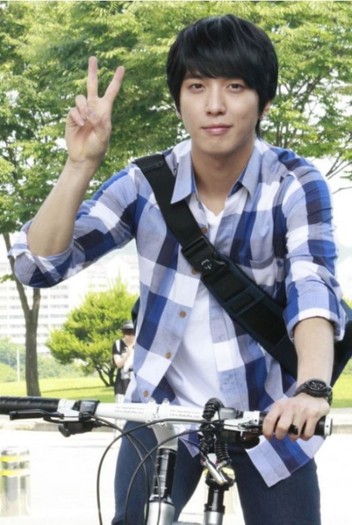 Jung-Yong-Hwa-youve-fallen-for-me-heartstrings-23654939-589-878