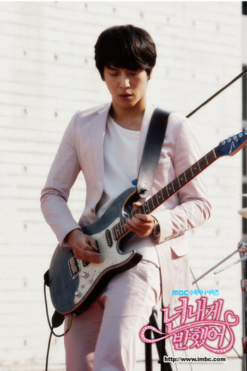 Jung-Yong-Hwa-youve-fallen-for-me-heartstrings-23590487-400-600