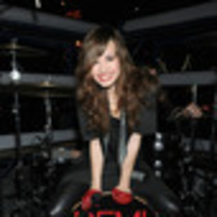 demi-lovato-115787l-thumbnail_gallery