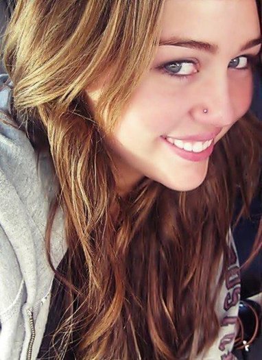 46217707_KMPULOHLV - miley