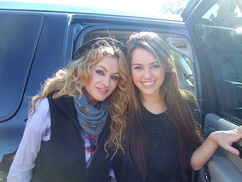 46217727_XCKFFQQGN - miley
