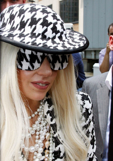Lady+Gaga+Lady+Gaga+Meets+Fans+eQzWjQIRruVl - Lady Gaga