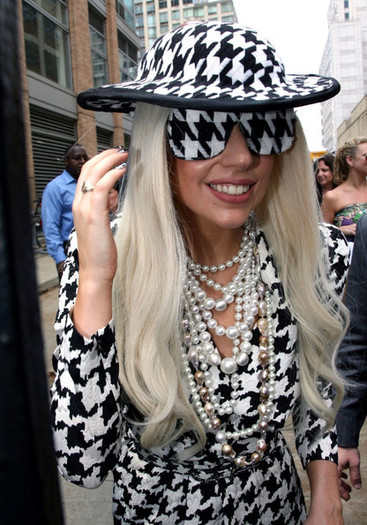 Lady+Gaga+Lady+Gaga+Meets+Fans+hZTcVSBrv25l - Lady Gaga