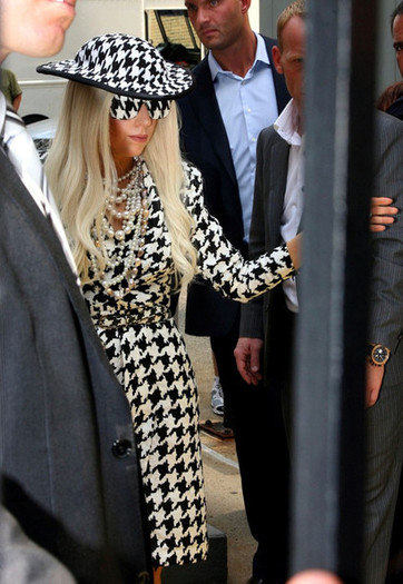 Lady+Gaga+Lady+Gaga+Meets+Fans+I41bhprf8Bbl - Lady Gaga