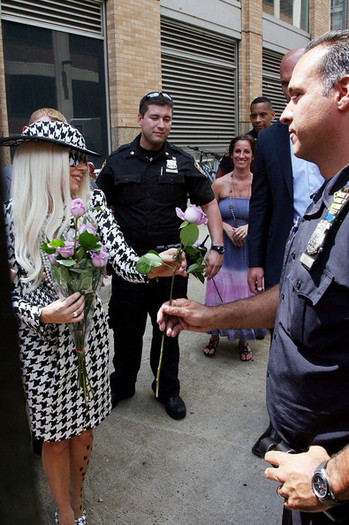 Lady+Gaga+Lady+Gaga+Meets+Fans+iTnER1k6kMdl - Lady Gaga