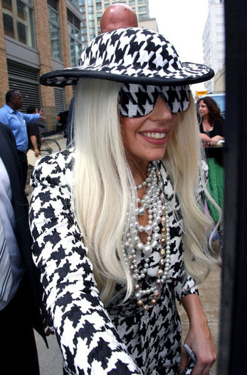 Lady+Gaga+Lady+Gaga+Meets+Fans+-Mnvt6qfPNgl