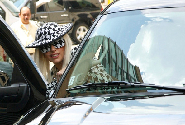 Lady+Gaga+Lady+Gaga+Meets+Fans+U-0vA-kLKtzl