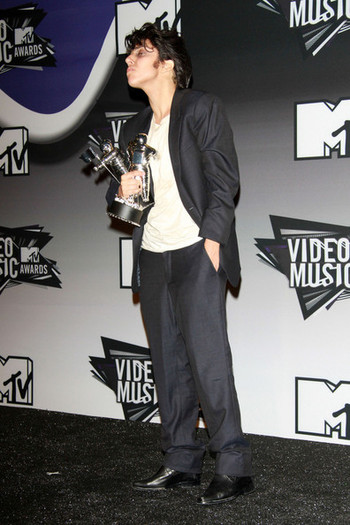Lady+Gaga+Lady+Gaga+Poses+Male+Persona+MTV+bh6hhZ-c2zkl