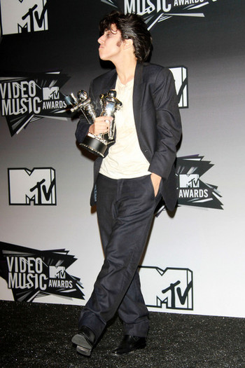 Lady+Gaga+Lady+Gaga+Poses+Male+Persona+MTV+dOaGlJPnfL_l - Lady Gaga