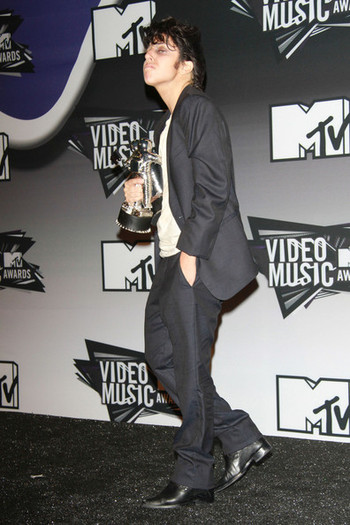 Lady+Gaga+Lady+Gaga+Poses+Male+Persona+MTV+gOaWkJM9VmGl
