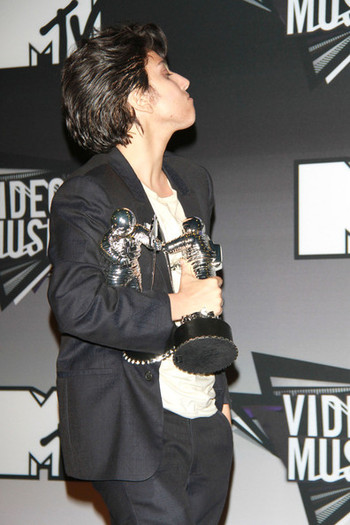 Lady+Gaga+Lady+Gaga+Poses+Male+Persona+MTV+gpwdM_jOXv0l
