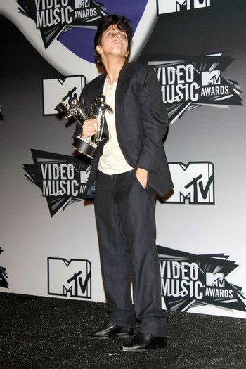 Lady+Gaga+Lady+Gaga+Poses+Male+Persona+MTV+Wk6-xm-GzS4l
