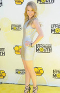 41652187_ZUXENZAVH - sedinta foto bridgit mendler5