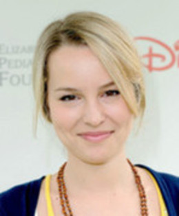 46237776_RVNVIXIAN - sedinta foto bridgit mendler2