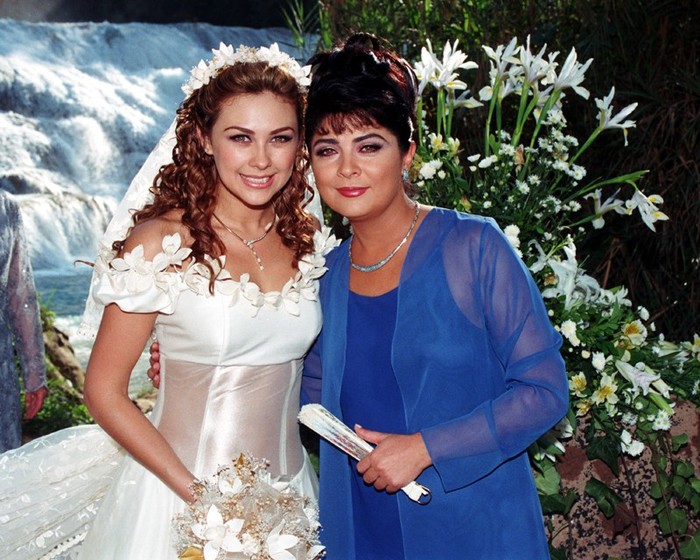 17725hy - Victoria Ruffo