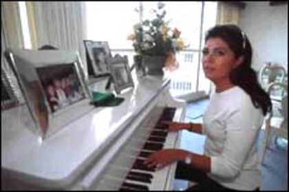 0647238mz - Victoria Ruffo