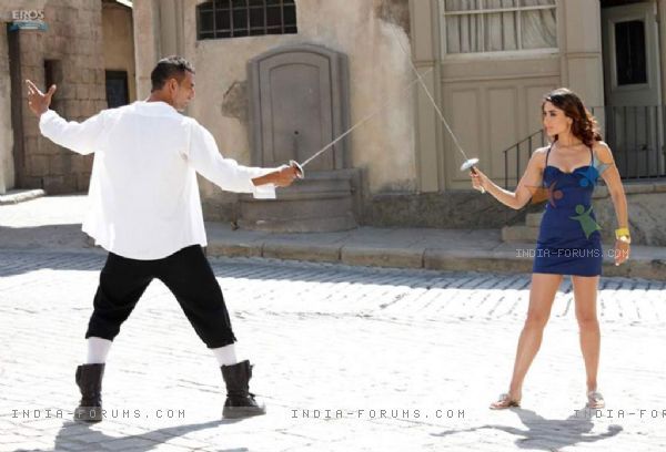 10991-akshay-kumar-sword-fight-with-kareena