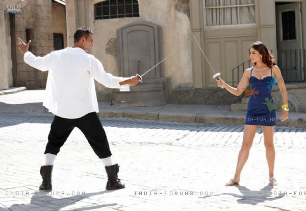 11011-akshay-kumar-sword-fight-with-kareena - kareena kapoor