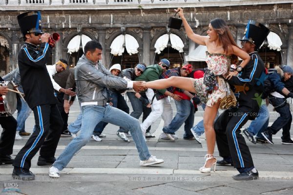 11013-akshay-pulling-leg-of-kareena - kareena kapoor