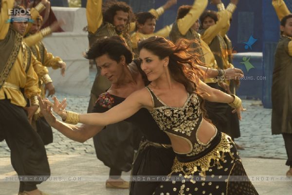 11102-shahrukh-dancing-with-kareena-in-marjani-song - kareena kapoor