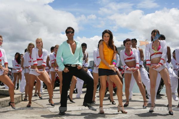 12680-ajay-and-kareena-dancing-with-lots-of-hot-ladies - kareena kapoor