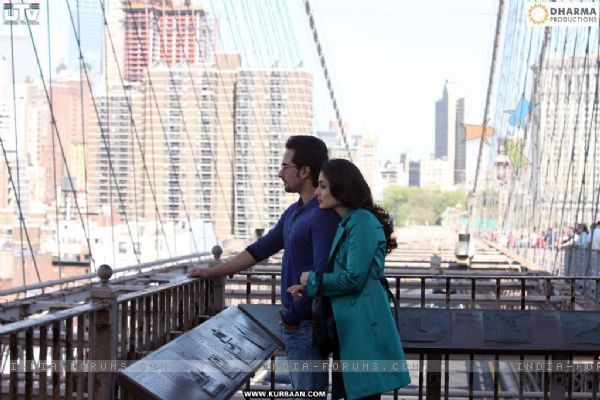 39212-a-still-of-saif-and-kareena-kapoor - kareena kapoor