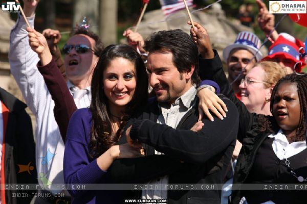 39214-kareena-kapoor-and-saif-ali-khan-enjoying
