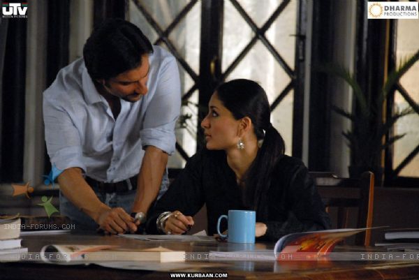 39215-saif-ali-asking-question-to-kareena