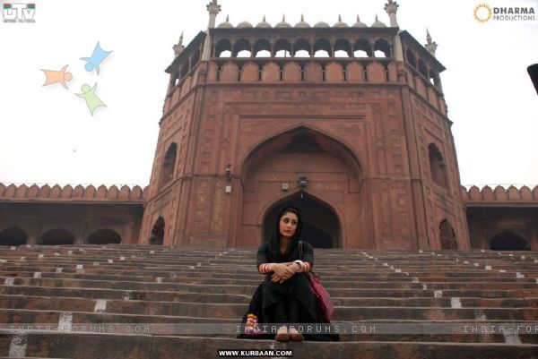 39217-kareena-kapoor-sitting-alone
