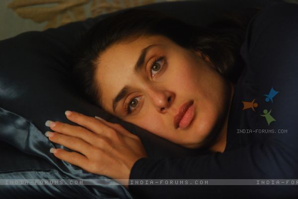 38944-a-still-of-kareena-kapoor