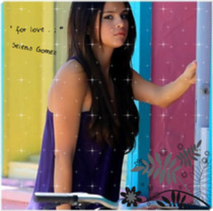 13 - Selena Gomez 000