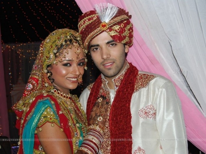 33098-ranvir-rajvansh-looking-gorgeous-in-marriage-outfit - Ranveer si Ragini