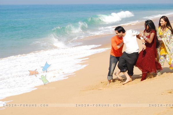 33148-alekh-sadhna-ranvir-and-ragini-enjoying-in-sea-beach - Sadhna Alekh Ragini si Ranveer