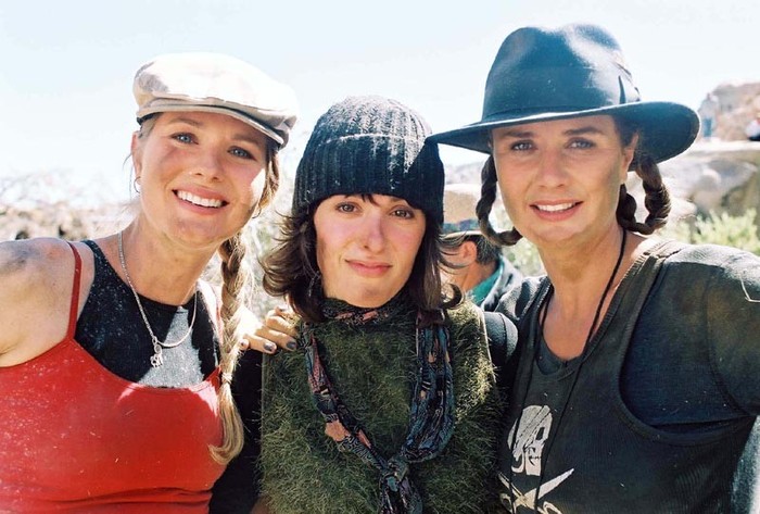 0002109r0105325xl8 - Sonya Smith