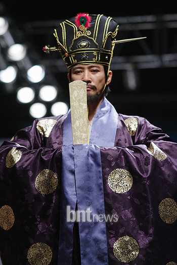 46471b5094681078515c483 - Choi Soo Jong - poze noi