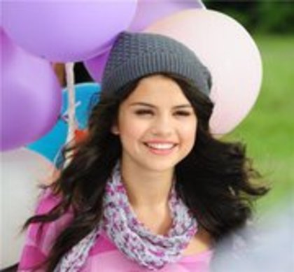 34589_143773278970658_143770018970984_433626_7388557_a - poze selena gomez