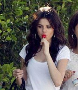 314829_275058352508816_143770018970984_1300000_7248939_a - poze selena gomez