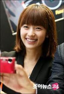  - Han Hyo Joo cu aparat photo si digital