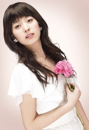  - Han Hyo Joo cu flori si un fluturas